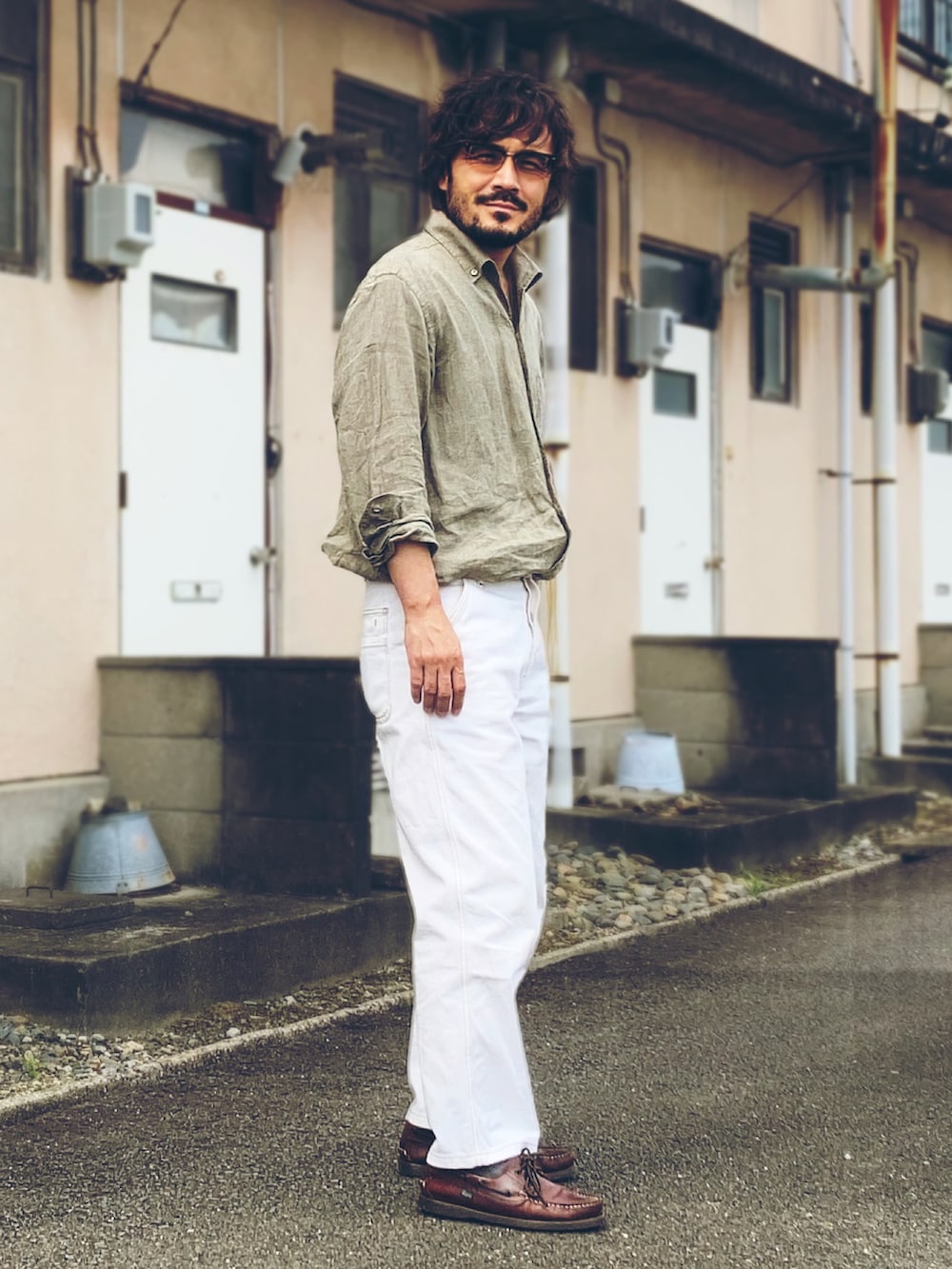 ホワイト系のデニムパンツ、グリーン系のシャツ/ブラウス、ブラウン系のモカシン/デッキシューズを着用したメンズの夏コーディネートの2枚目の写真