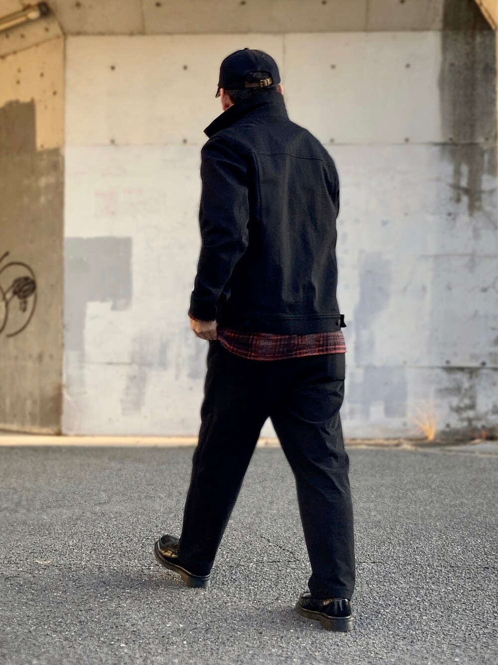 その他のシャツ/ブラウス、ブラック系のデニムジャケット、ブラック系のパンツを着用したメンズの冬コーディネートの3枚目の写真
