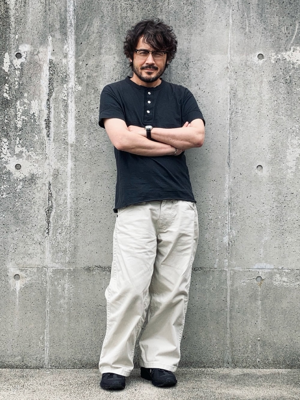 ブラック系のTシャツ/カットソー、ホワイト系のデニムパンツ、ブラック系のスニーカーを着用したメンズの春コーディネートの2枚目の写真