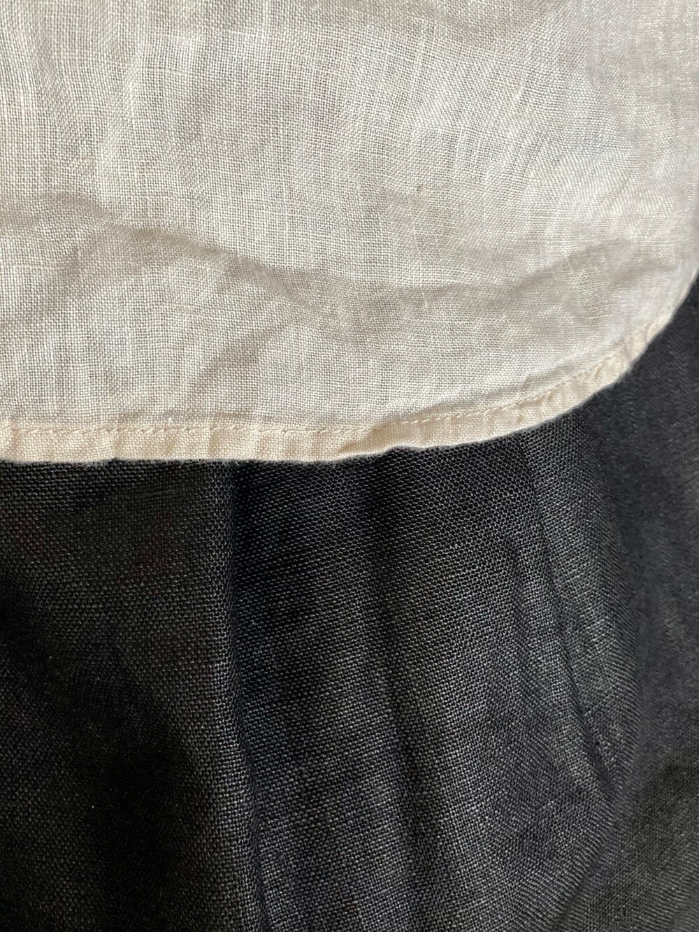 ホワイト系のタンクトップ、ベージュ系のシャツ/ブラウス、ブラック系のその他パンツを着用したメンズの春コーディネートの4枚目の写真