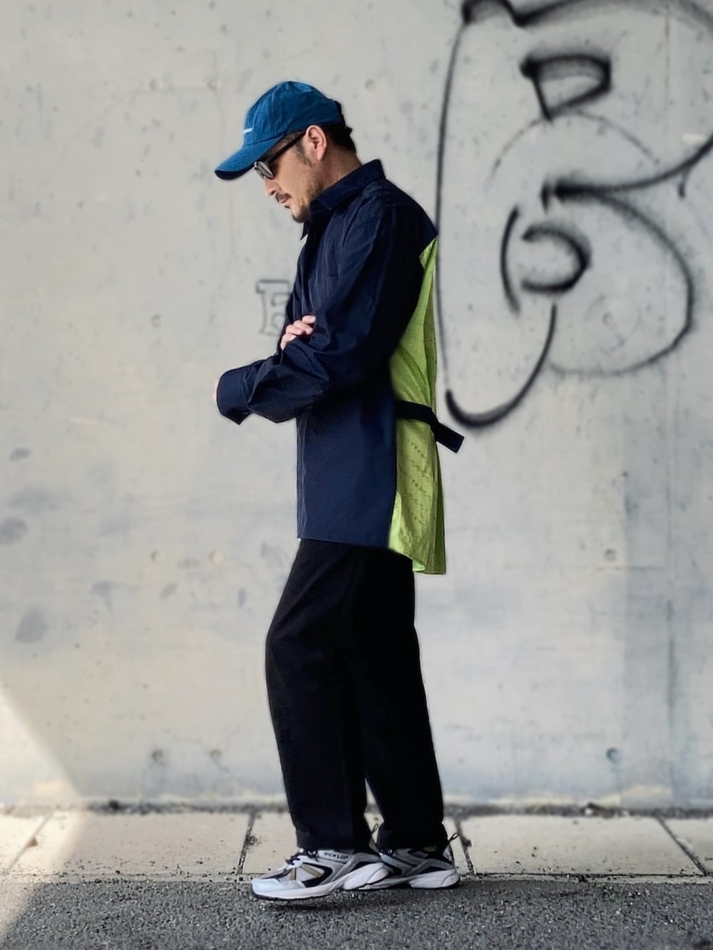 ブラック系のシャツ/ブラウス、ブラック系のパンツ、ブラック系のスニーカーを着用したメンズの春コーディネートの2枚目の写真