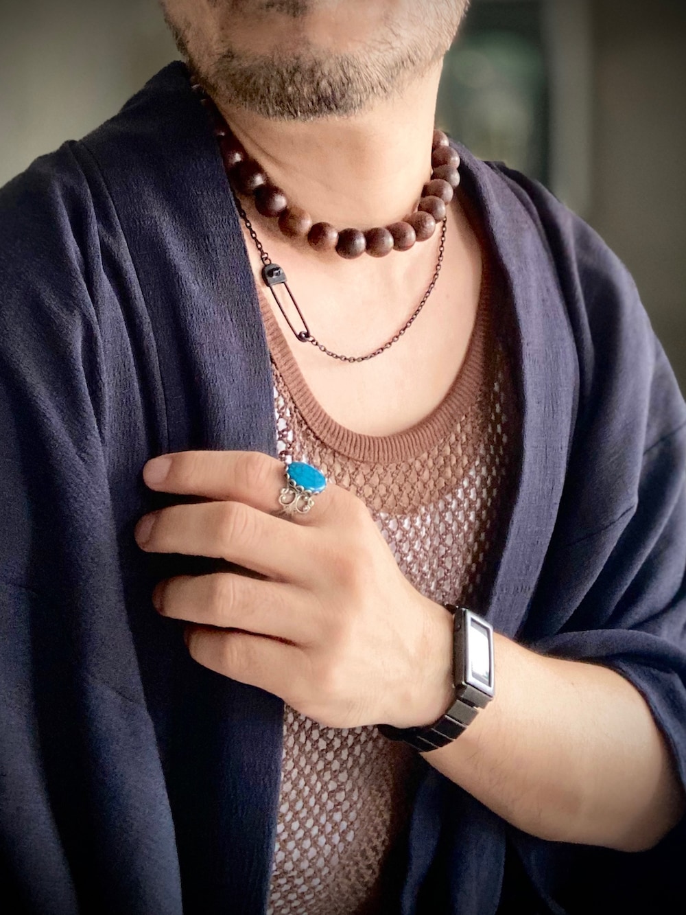 ブラウン系のタンクトップ、ホワイト系のタンクトップ、ブラック系のその他パンツを着用したメンズの夏コーディネートの5枚目の写真