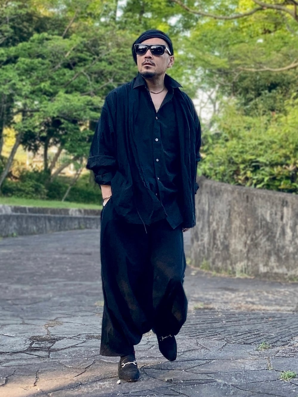 ブラック系のシャツ/ブラウス、ブラック系のその他アウター、ブラック系のその他パンツを着用したメンズの春コーディネートの4枚目の写真