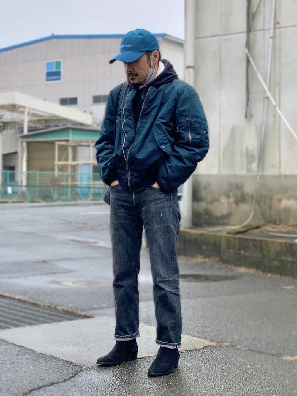 ブラック系のショルダーバッグ、ブラック系のパーカー、ブルー系のMA-1を着用したメンズの冬コーディネートの3枚目の写真