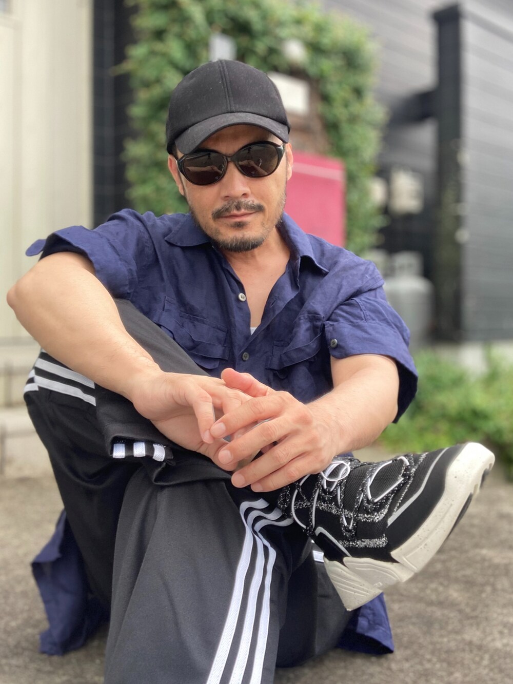 ホワイト系のタンクトップ、ブルー系のシャツ/ブラウス、ブラック系のスウェットパンツを着用したメンズの夏コーディネートの3枚目の写真