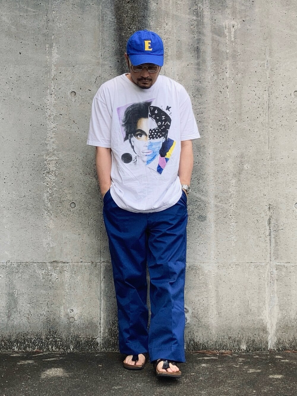 ホワイト系のTシャツ/カットソー、ブルー系のその他パンツ、ブラック系のサンダルを着用したメンズの夏コーディネートの2枚目の写真