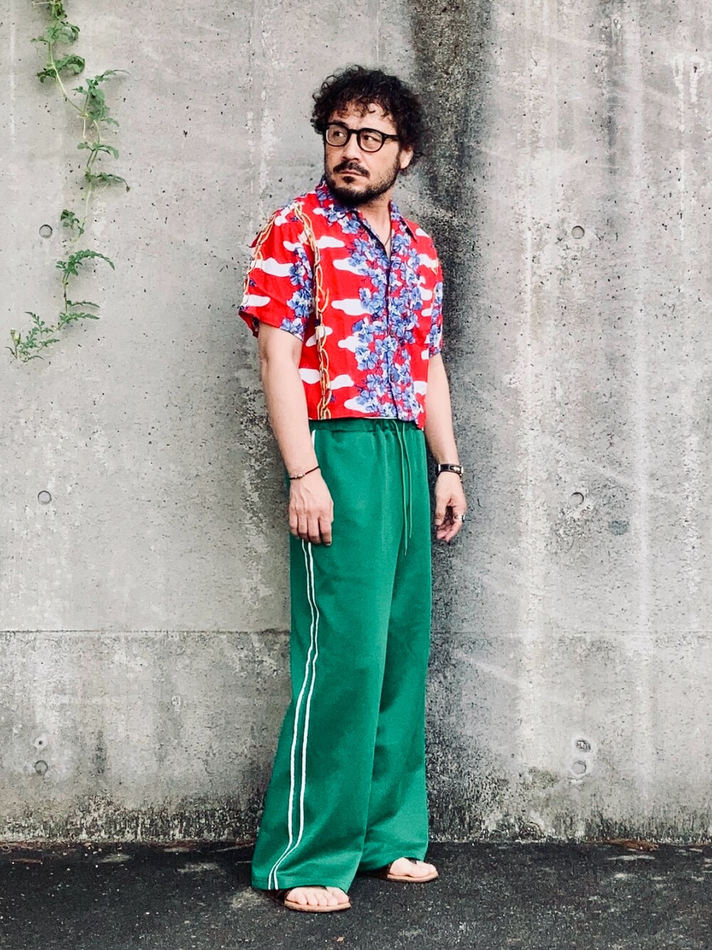 レッド系のシャツ/ブラウス、グリーン系のその他パンツ、ブラウン系のサンダルを着用したメンズの夏コーディネートの3枚目の写真