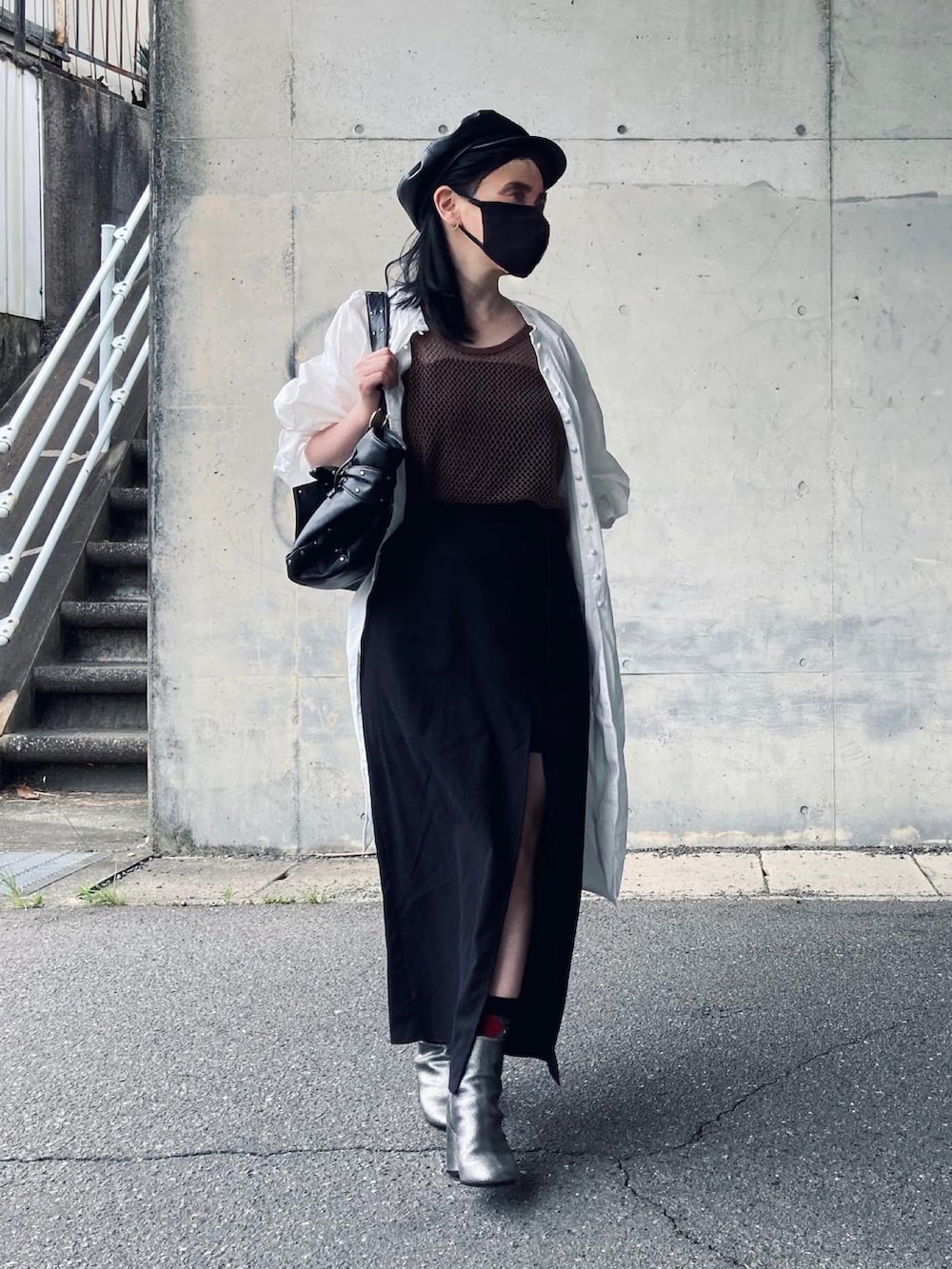 ブラウン系のタンクトップ、ブラック系のスカート、シルバー系のブーツを着用したレディースの夏コーディネートの2枚目の写真