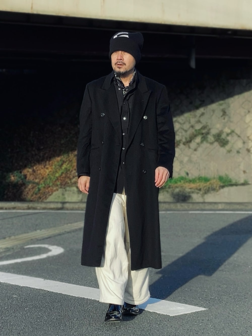 グレー系のスウェットパンツ、ブラック系のシャツ/ブラウス、ブラック系のチェスターコートを着用したメンズの春コーディネートの3枚目の写真