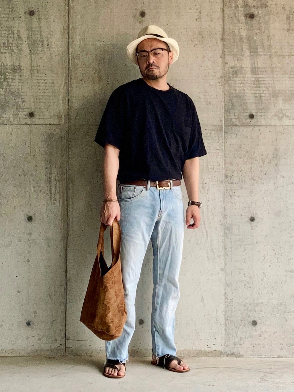 「UNIQLOU、Levi's、カットオフデニム、Maison Margiela、レザーサンダル、レザーブレスレット、DOLCE&GABBANA、バックルベルト、古着MIX、レザーバッグ、麦わら帽子、腕時計、トートバッグ、フェススタイル、お出かけコーデ」|「UNIQLOのオーバーサイズクルーネックT(半袖)(Tシャツ/カットソー、ブラック系)」を使った、koppaさん(メンズ・169cm)の夏コーディネートの2枚目の写真