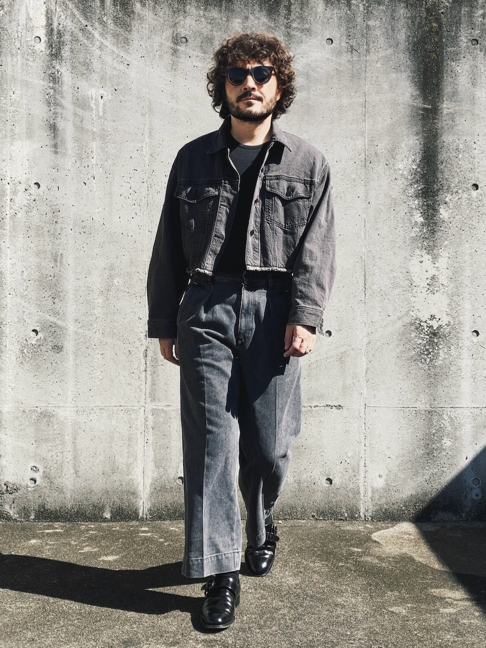 グレー系のデニムパンツ、グレー系のデニムジャケット、ブラック系のドレスシューズを着用したメンズの秋コーディネートの5枚目の写真