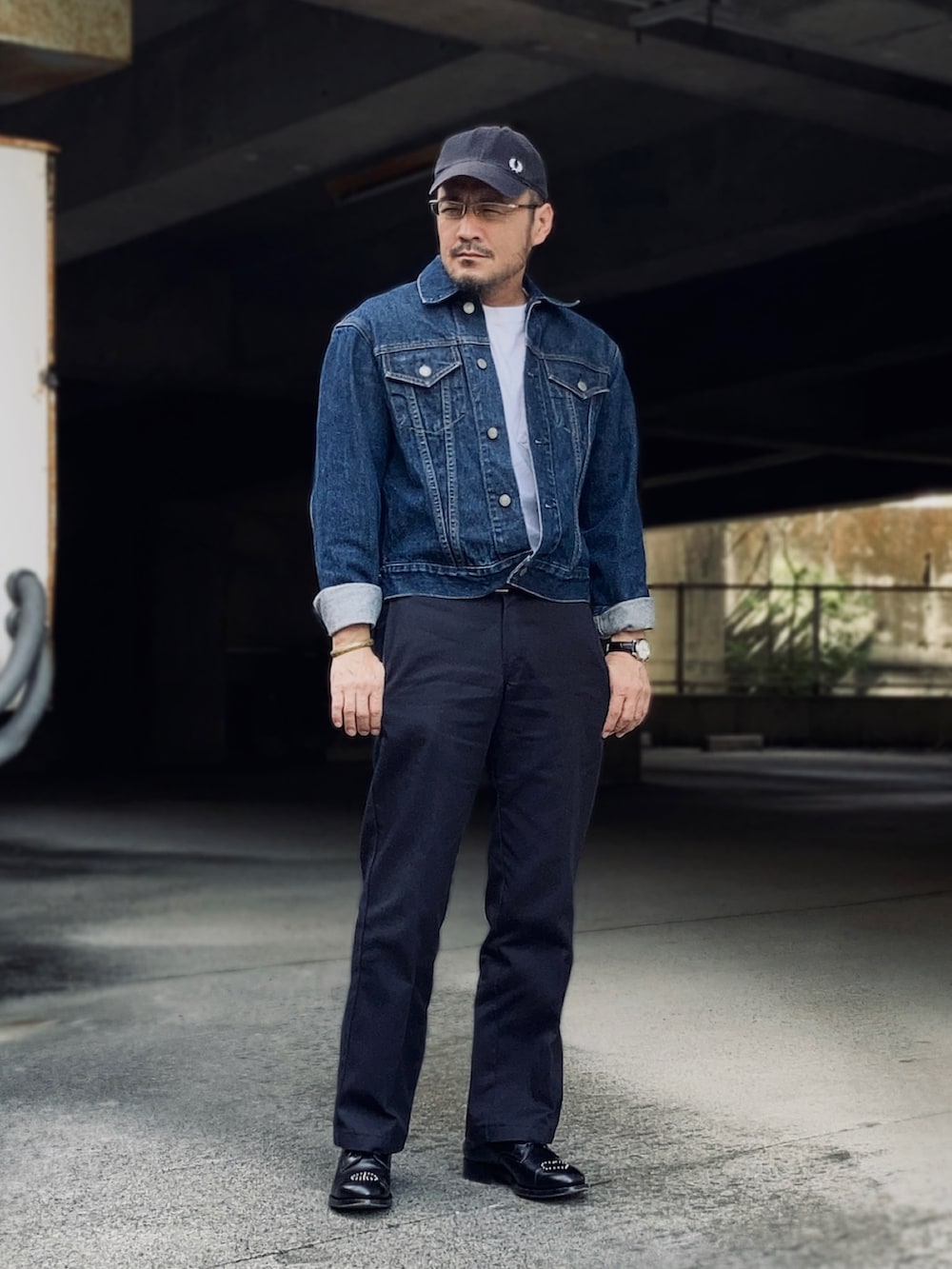 ホワイト系のTシャツ/カットソー、ブルー系のデニムジャケット、ブルー系のチノパンツを着用したメンズの秋コーディネートの4枚目の写真