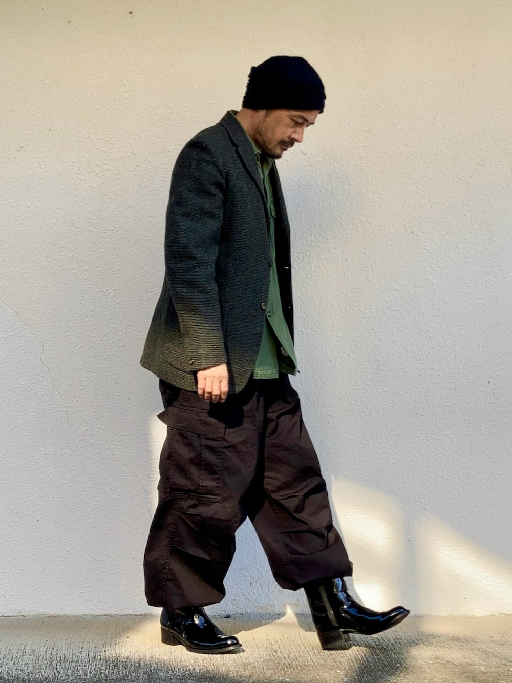 グリーン系のシャツ/ブラウス、グレー系のテーラードジャケット、ブラック系のカーゴパンツを着用したメンズの秋コーディネートの3枚目の写真