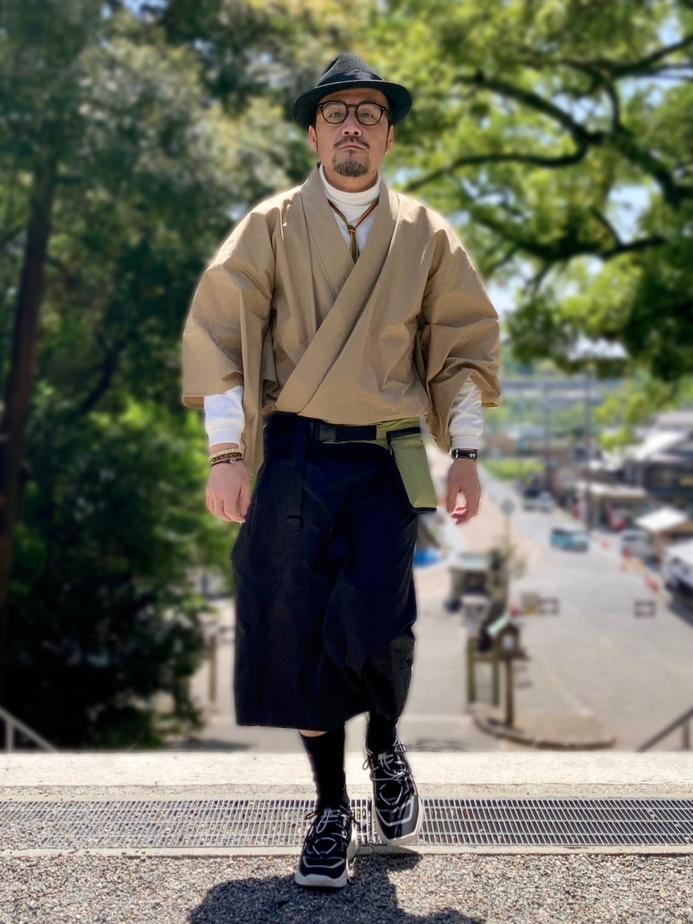 ブラック系のスニーカー、イエロー系のボディバッグ/ウエストポーチ、ベージュ系の浴衣を着用したメンズの春コーディネートの3枚目の写真