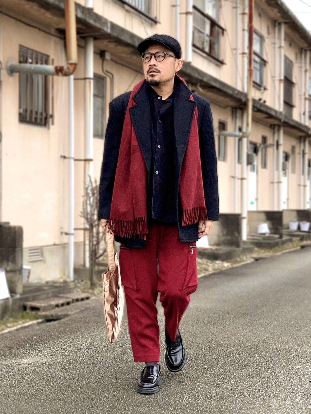 ブラック系のシャツ/ブラウス、ブラック系のテーラードジャケット、レッド系のカーゴパンツを着用したメンズの冬コーディネートの2枚目の写真