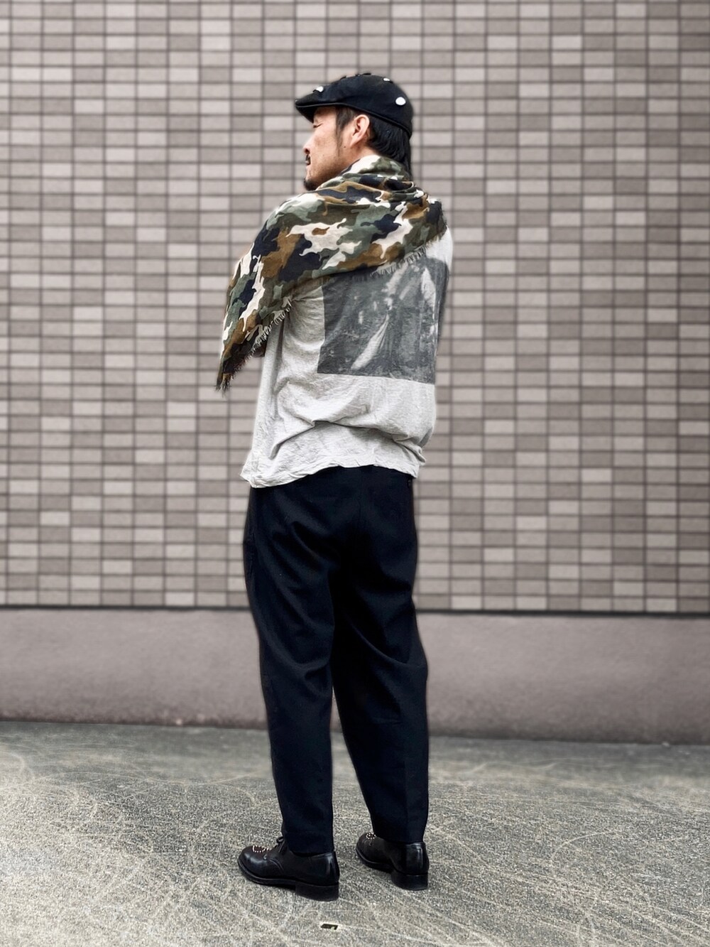 グレー系のTシャツ/カットソー、ブラック系のその他パンツ、ブラック系のドレスシューズを着用したメンズの春コーディネートの2枚目の写真