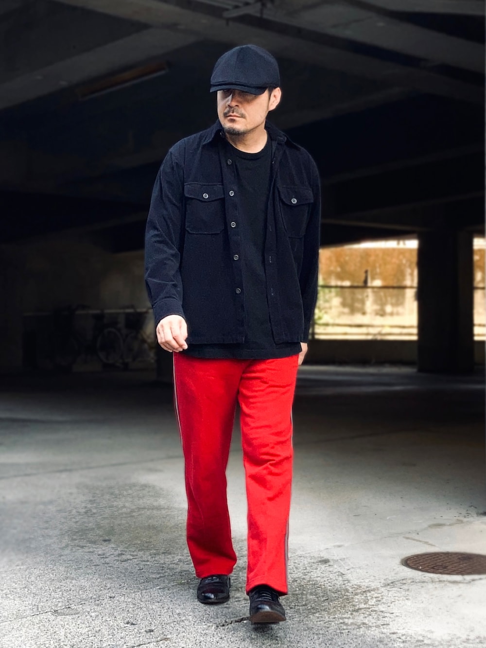 ブラック系のその他トップス、ブラック系のシャツ/ブラウス、レッド系のスウェットパンツを着用したメンズの秋コーディネートの2枚目の写真