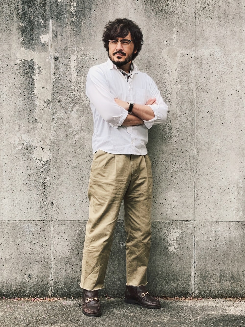 ホワイト系のシャツ/ブラウス、ベージュ系のチノパンツ、ブラウン系のブーツを着用したメンズの秋コーディネートの2枚目の写真