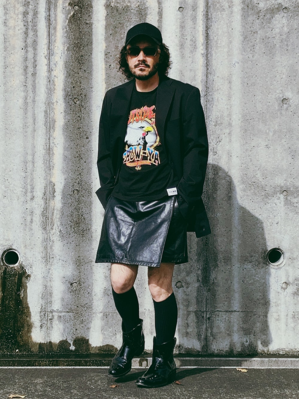 ブラック系のTシャツ/カットソー、ブラック系のテーラードジャケット、ブラック系のその他パンツを着用したメンズの夏コーディネートの2枚目の写真