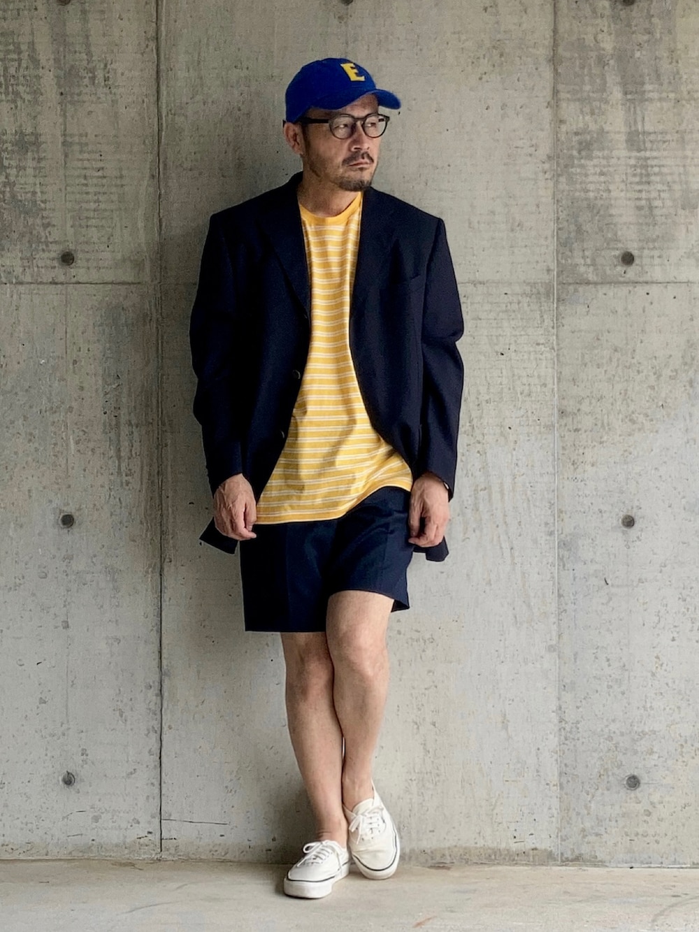 イエロー系のTシャツ/カットソー、ブルー系のテーラードジャケット、ブルー系のその他パンツを着用したメンズの夏コーディネートの3枚目の写真