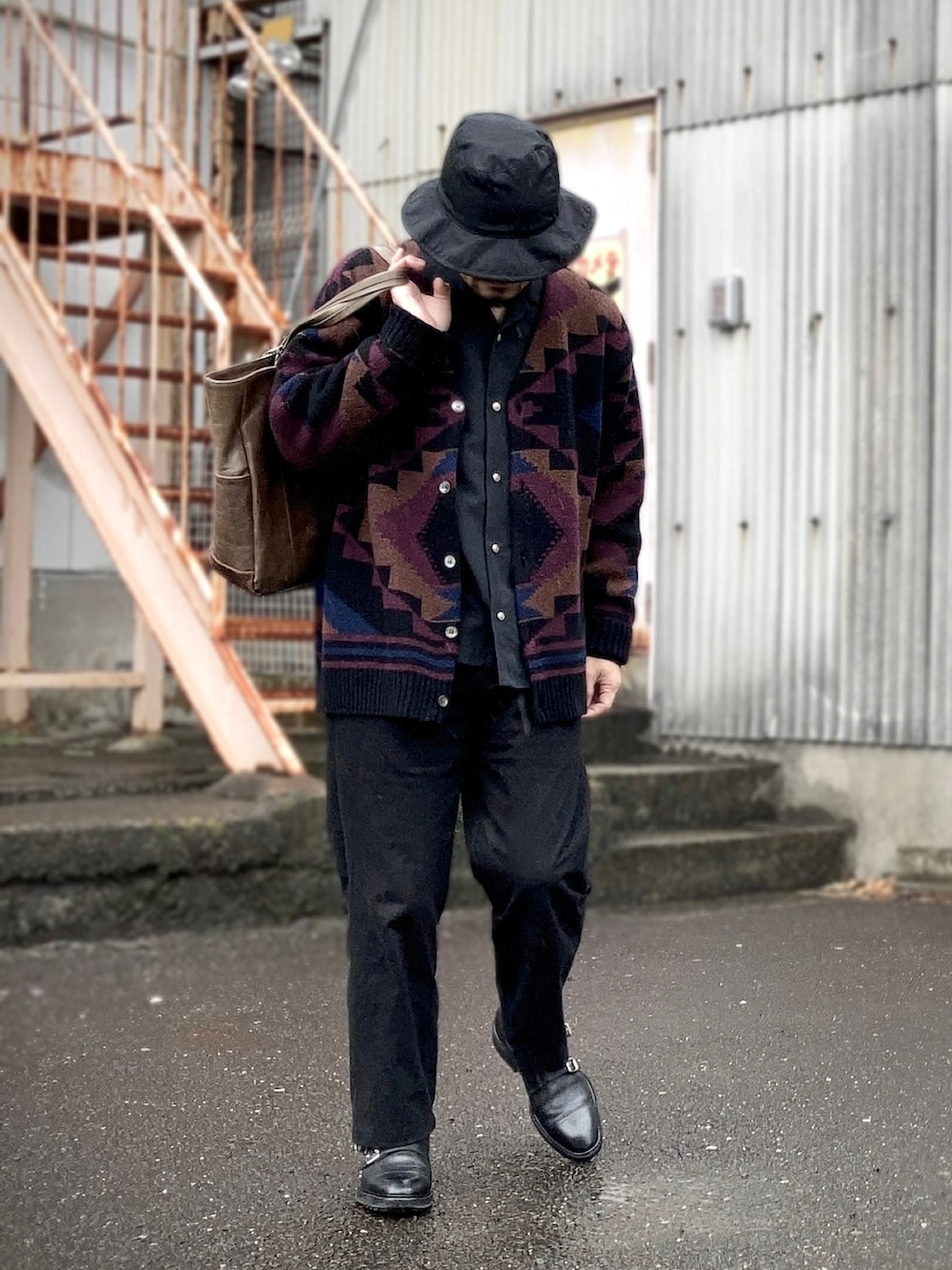 ブラック系のカーディガン/ボレロ、ブラック系のシャツ/ブラウス、ブラック系のパンツを着用したメンズの冬コーディネートの3枚目の写真