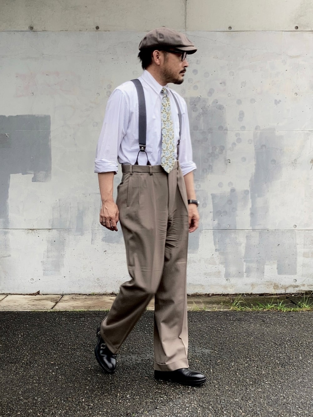 ホワイト系のシャツ/ブラウス、グレー系のスラックス、ブラック系のドレスシューズを着用したメンズの夏コーディネートの4枚目の写真