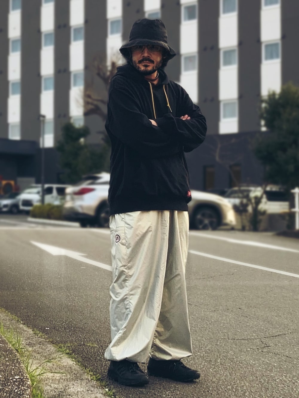 「春めき満開コーデ、スポーツミックス、ストリートコーデ、ストリートファッション、バケハ、フーディー、NIKE×Supreme、Dickies、9090、ナイロンパンツ、ワイドパンツ、メタリック、モノトーンコーデ」｜「9090のアイテム（その他パンツ、シルバー系）」を使った、koppaさん（メンズ・169cm）の春コーディネートの3枚目の写真