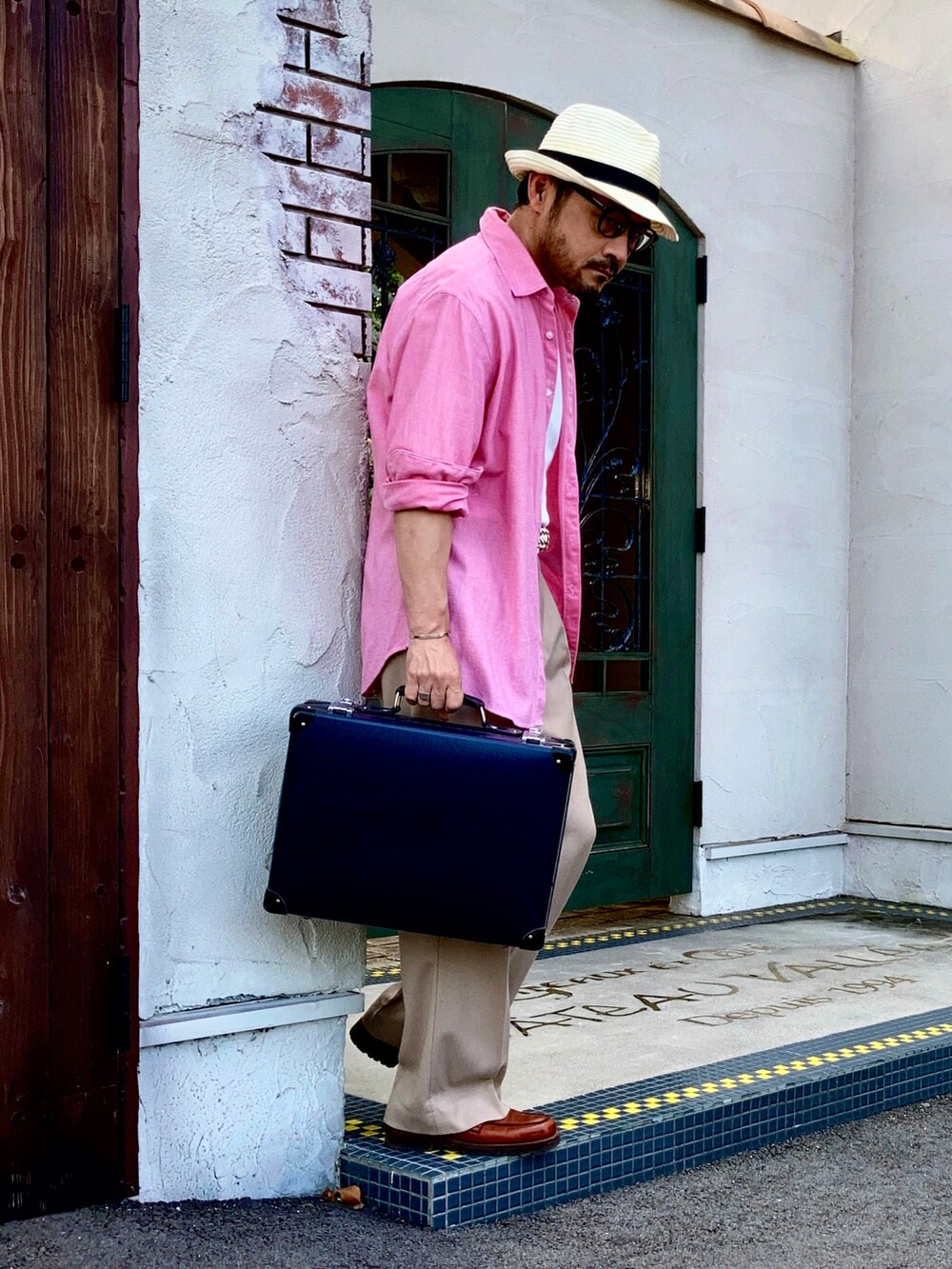 ホワイト系のTシャツ/カットソー、ピンク系のシャツ/ブラウス、ベージュ系のスラックスを着用したメンズの夏コーディネートの3枚目の写真