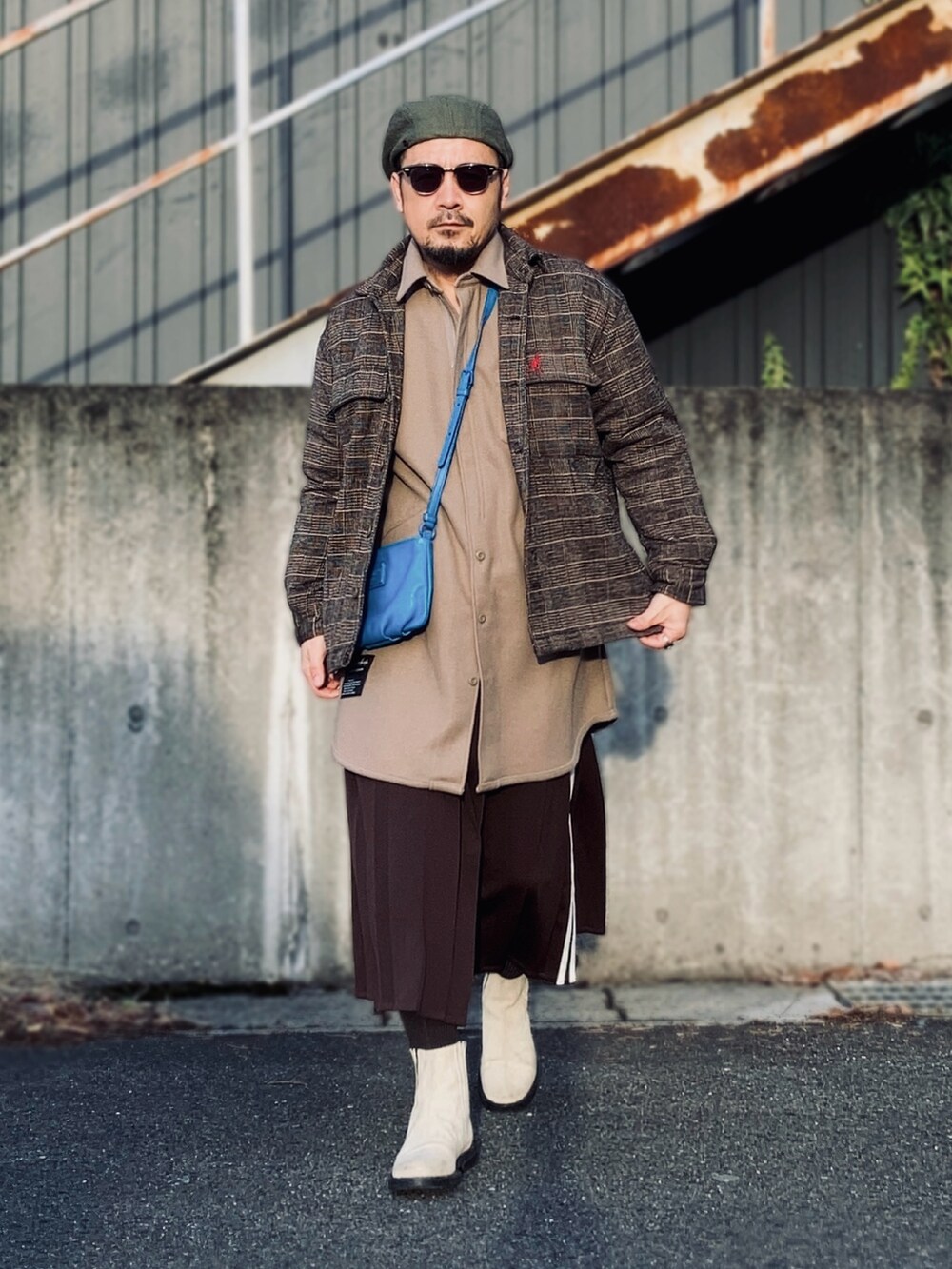 ブラウン系のスカート、ベージュ系のシャツ/ブラウス、ベージュ系のブーツを着用したメンズの冬コーディネートの4枚目の写真