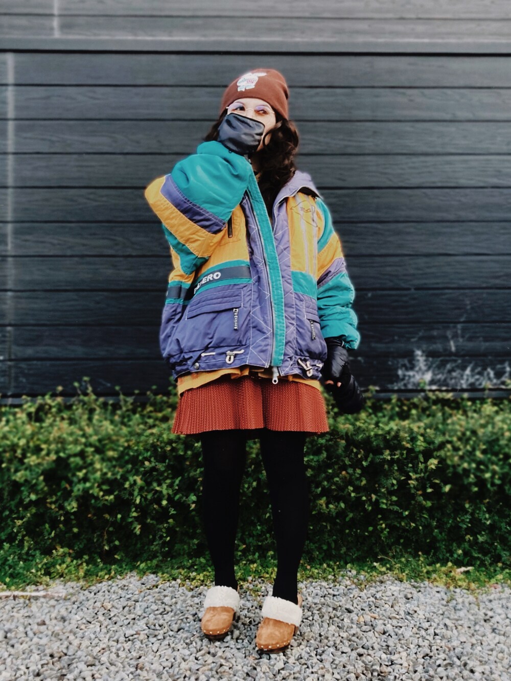 その他のナイロンジャケット、ブラック系のスラックス、ブラック系のローファーを着用したメンズの冬コーディネートの3枚目の写真