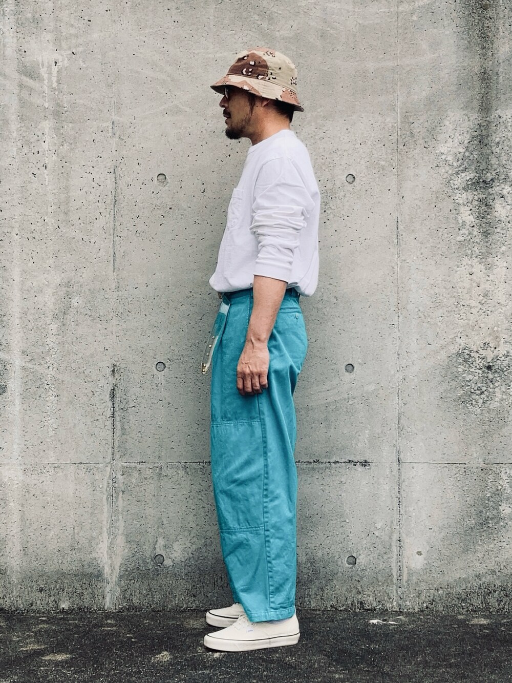 ホワイト系のTシャツ/カットソー、ブルー系のその他パンツ、ホワイト系のスニーカーを着用したメンズの春コーディネートの3枚目の写真