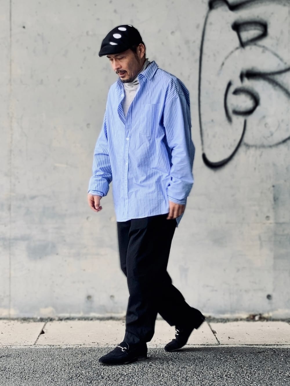 ブルー系のシャツ/ブラウス、グレー系のTシャツ/カットソー、ブラック系のその他パンツを着用したメンズの春コーディネートの3枚目の写真