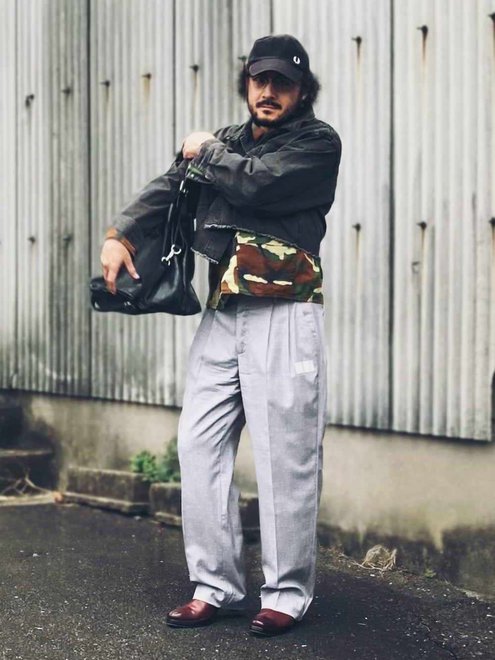 グレー系のスラックス、グレー系のデニムジャケット、グリーン系のシャツ/ブラウスを着用したメンズの秋コーディネートの3枚目の写真