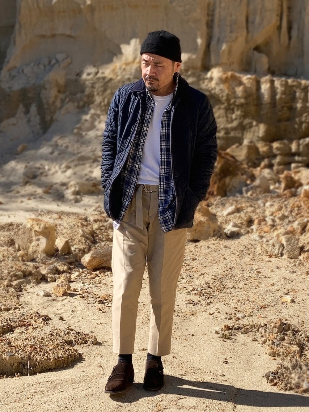 ブルー系のシャツ/ブラウス、ブルー系のその他アウター、ベージュ系のスラックスを着用したメンズの秋コーディネートの3枚目の写真