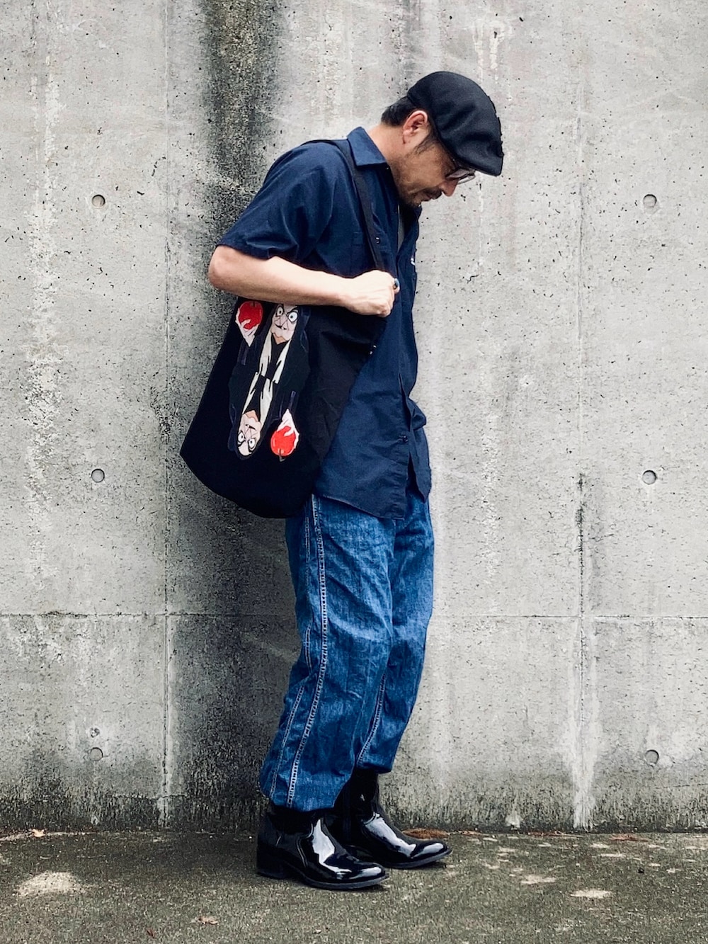 ブルー系のシャツ/ブラウス、ブルー系のデニムパンツ、ブラック系のブーツを着用したメンズの夏コーディネートの2枚目の写真