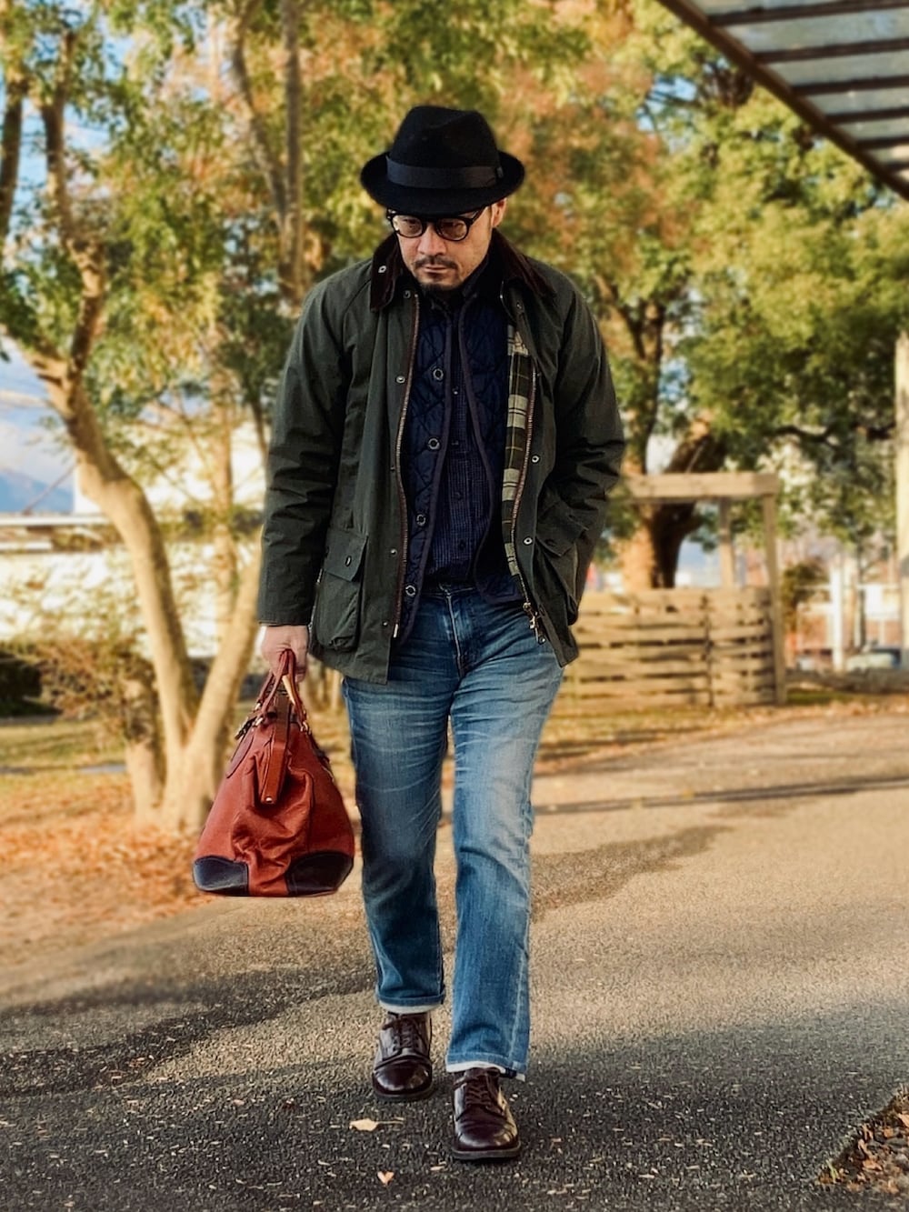 ブルー系のシャツ/ブラウス、ブルー系のその他アウター、グリーン系のその他アウターを着用したメンズの冬コーディネートの3枚目の写真