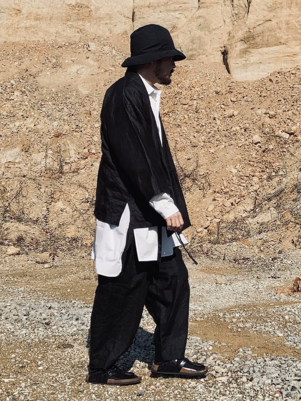 ホワイト系のシャツ/ブラウス、ブラック系のその他パンツ、ブラック系のサンダルを着用したメンズの冬コーディネートの3枚目の写真