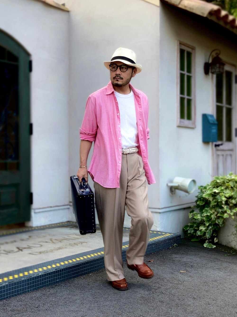 ホワイト系のTシャツ/カットソー、ピンク系のシャツ/ブラウス、ベージュ系のスラックスを着用したメンズの夏コーディネートの4枚目の写真