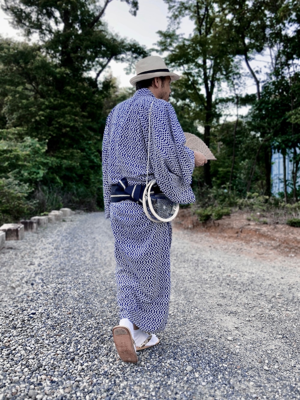 ベージュ系のサンダル、その他のショルダーバッグ、ブルー系の浴衣を着用したメンズの夏コーディネートの3枚目の写真