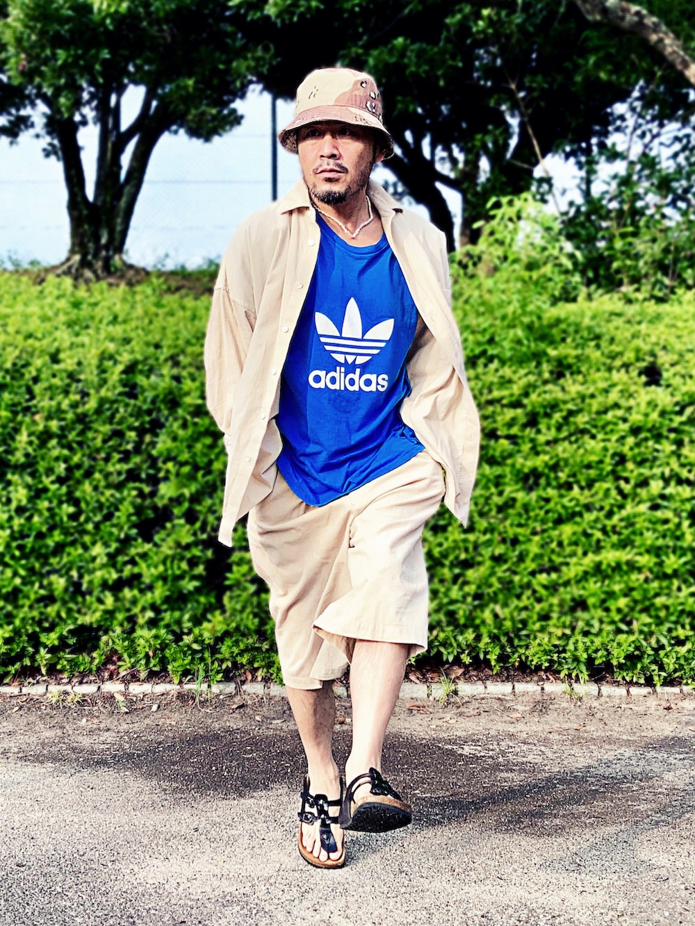 ブルー系のTシャツ/カットソー、ベージュ系のシャツ/ブラウス、ベージュ系のその他パンツを着用したメンズの夏コーディネートの3枚目の写真