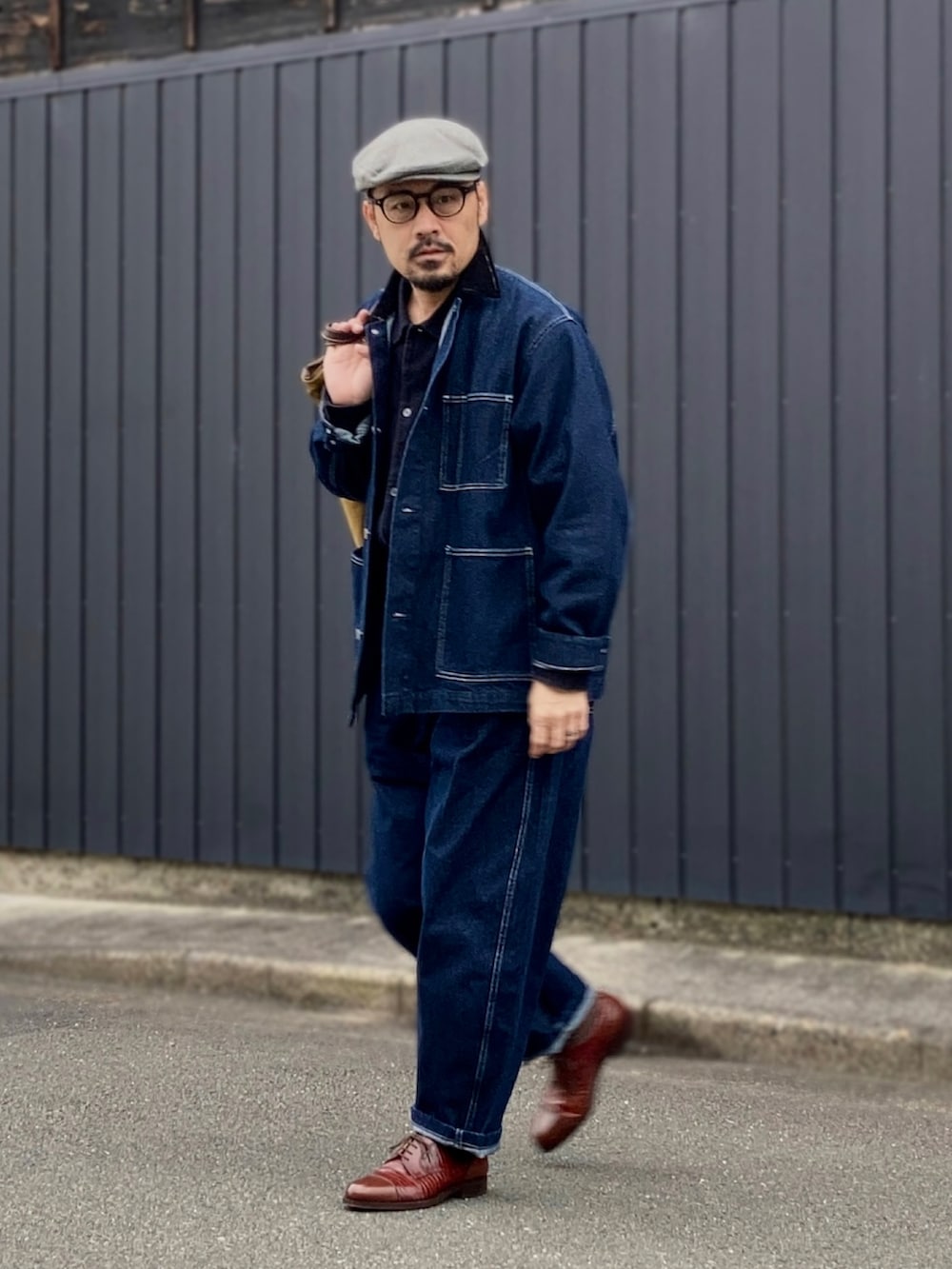 ブラック系のシャツ/ブラウス、ブルー系のデニムジャケット、ブルー系のデニムパンツを着用したメンズの秋コーディネートの2枚目の写真