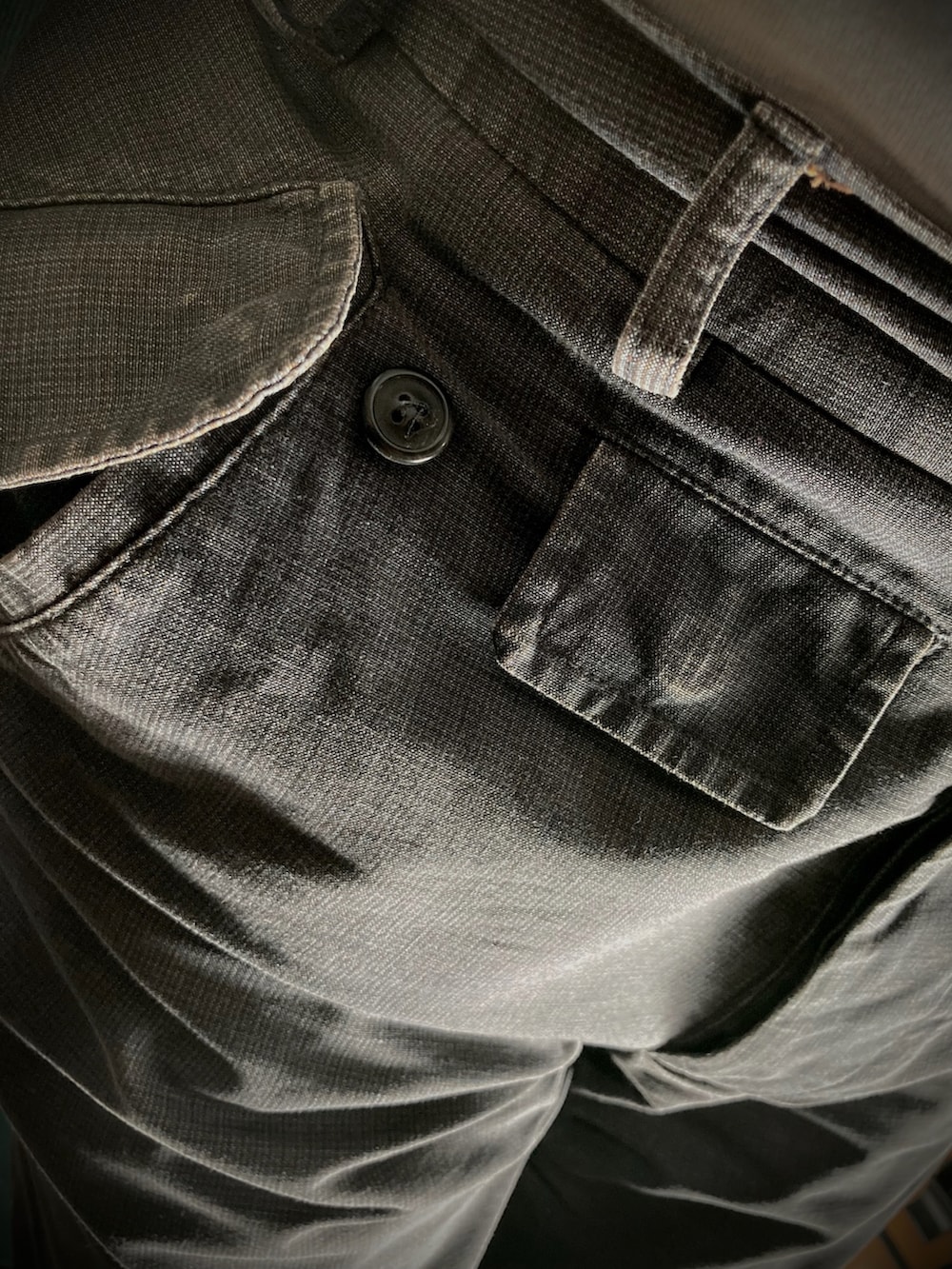 ホワイト系のシャツ/ブラウス、グレー系のスラックス、ホワイト系のスニーカーを着用したメンズの夏コーディネートの4枚目の写真