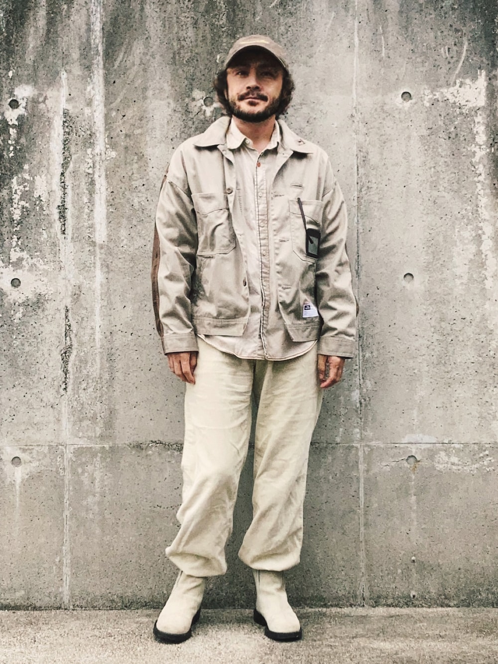 ベージュ系のその他アウター、ベージュ系のシャツ/ブラウス、ベージュ系のパンツを着用したメンズの秋コーディネートの2枚目の写真