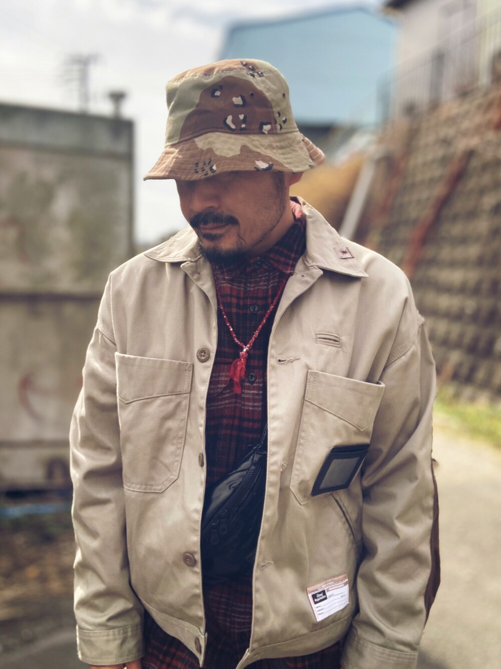 その他のシャツ/ブラウス、ベージュ系のその他アウター、ベージュ系のチノパンツを着用したメンズの冬コーディネートの5枚目の写真