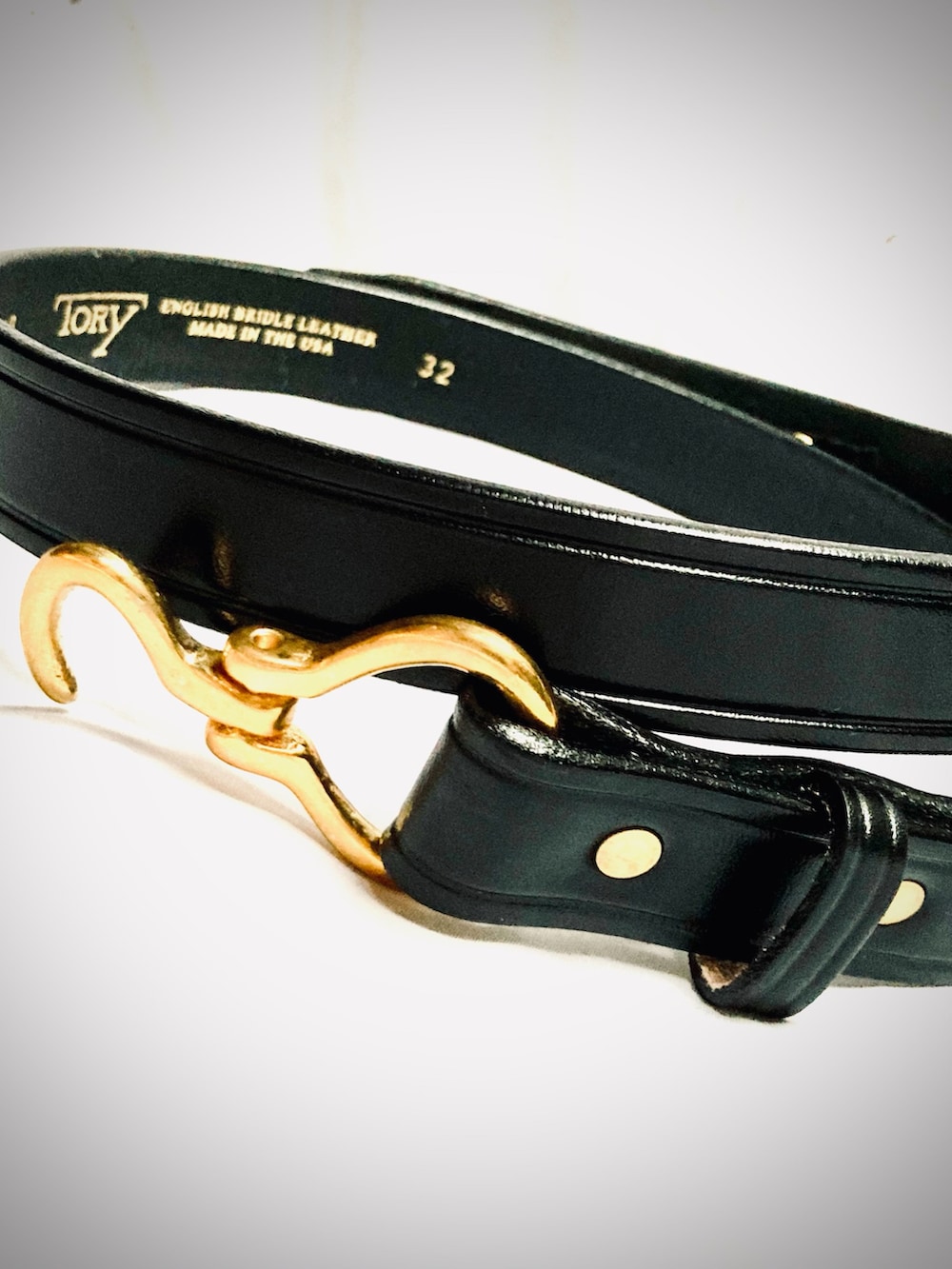 ホワイト系のシャツ/ブラウス、グレー系のスラックス、ホワイト系のスニーカーを着用したメンズの夏コーディネートの5枚目の写真