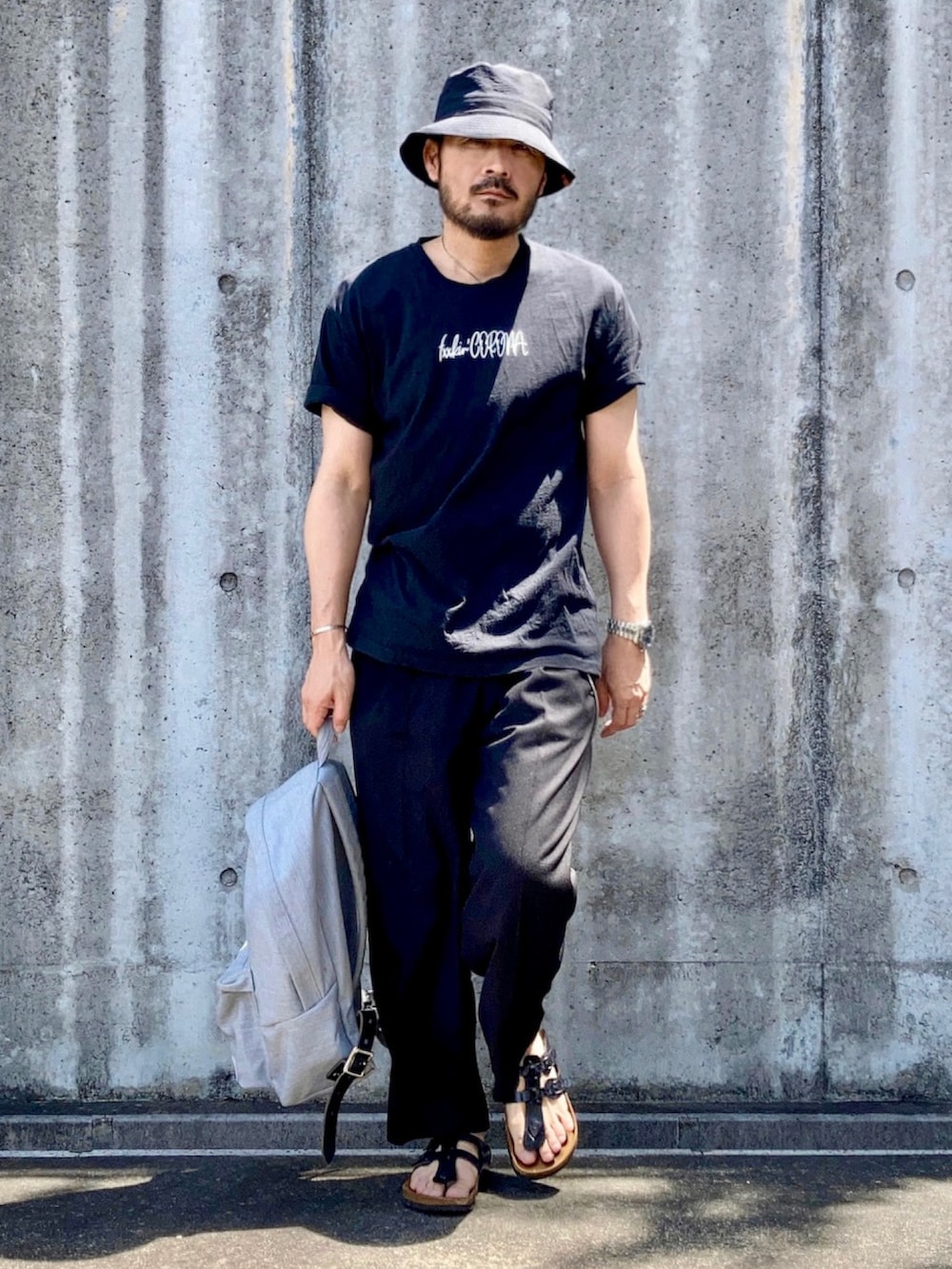 「オールブラック、夏コーデ、カラー×コーデ、韓国ファッション、モノトーン、モード、ロゴT、バケットハット、メンズコーデ、メンズファッション、メンズスタイル、大人ストリート、50代ファッション、50代コーデ、MBアイテム」｜「supply the rightのsize L（Tシャツ/カットソー、ブラック系）」を使った、koppaさん（メンズ・169cm）の春コーディネートの2枚目の写真