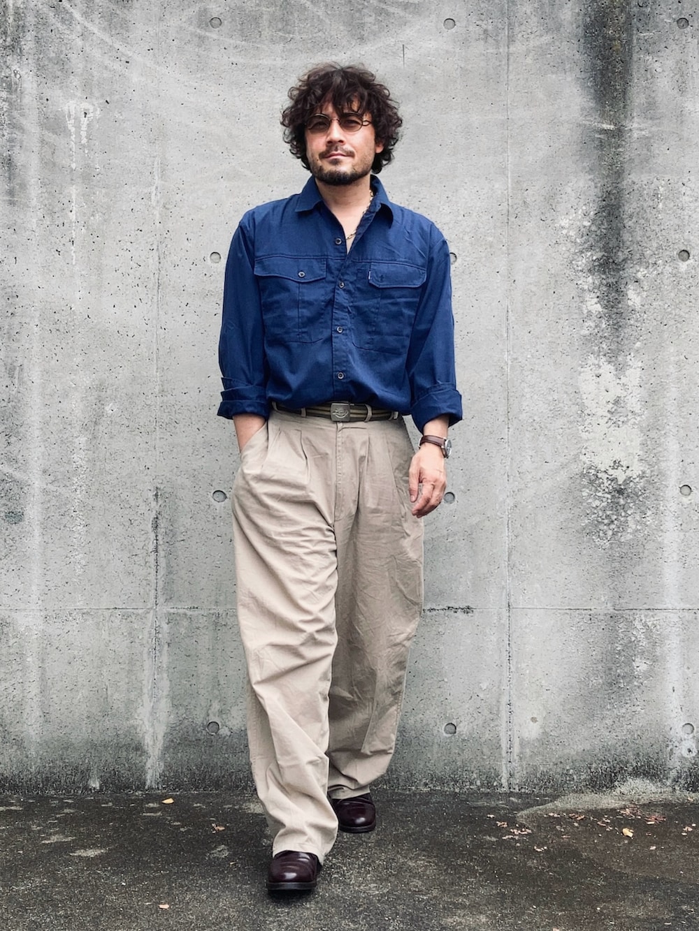 ベージュ系のスラックス、ブルー系のシャツ/ブラウス、レッド系のドレスシューズを着用したメンズの夏コーディネートの4枚目の写真