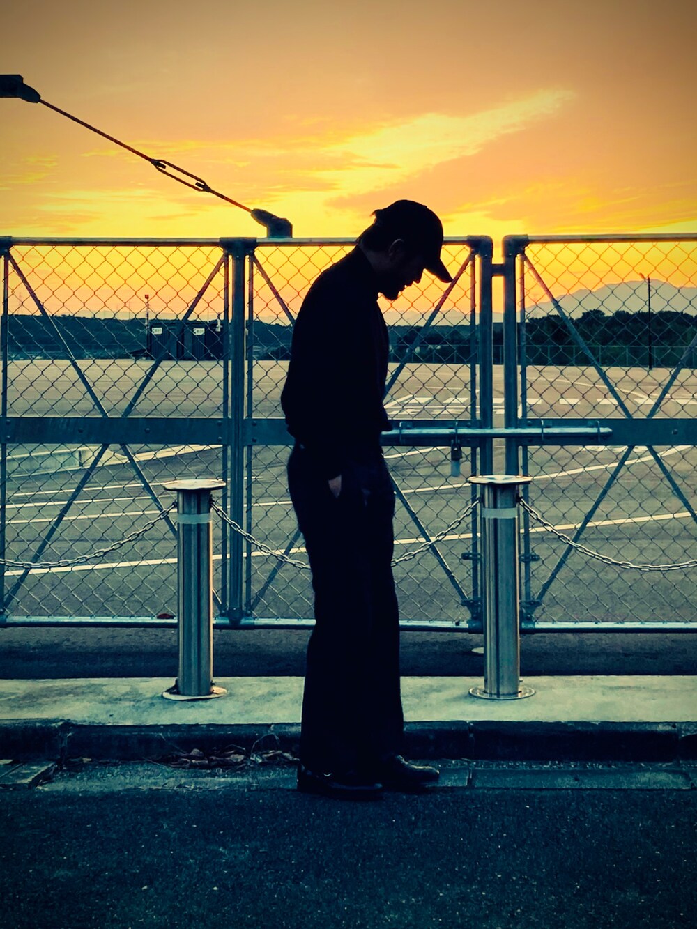 ブラック系のTシャツ/カットソー、ブルー系のチノパンツ、ブラック系のドレスシューズを着用したメンズの秋コーディネートの3枚目の写真