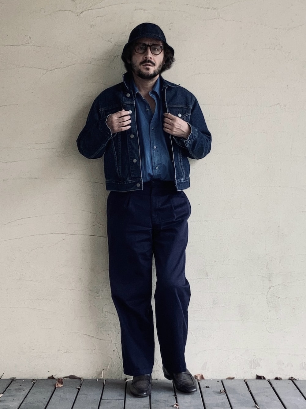 ブルー系のデニムジャケット、ブルー系のチノパンツ、グリーン系のローファーを着用したメンズの秋コーディネートの2枚目の写真