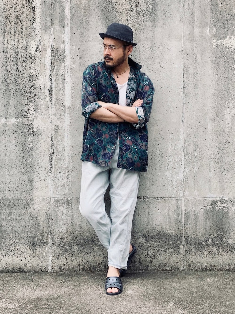 ホワイト系のタンクトップ、グリーン系のシャツ/ブラウス、ブルー系のデニムパンツを着用したメンズの春コーディネートの2枚目の写真